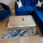Newly Built Spacious Apartment Easily Accessible To Luton Airport, Town Centre And Station