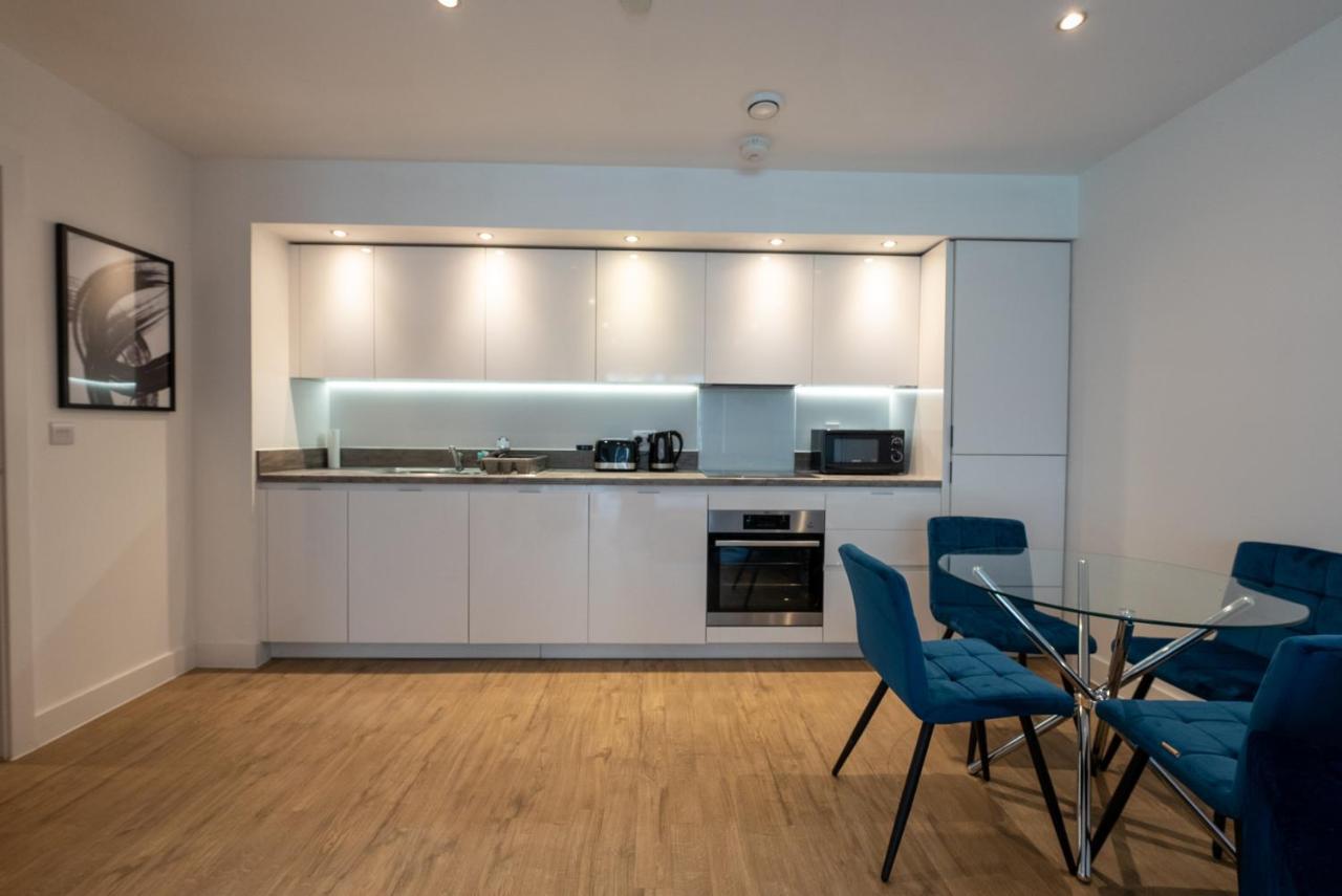 Newly Built Spacious Easily Accessible To Luton Airport, Town Centre And Station Luton (Bedfordshire)