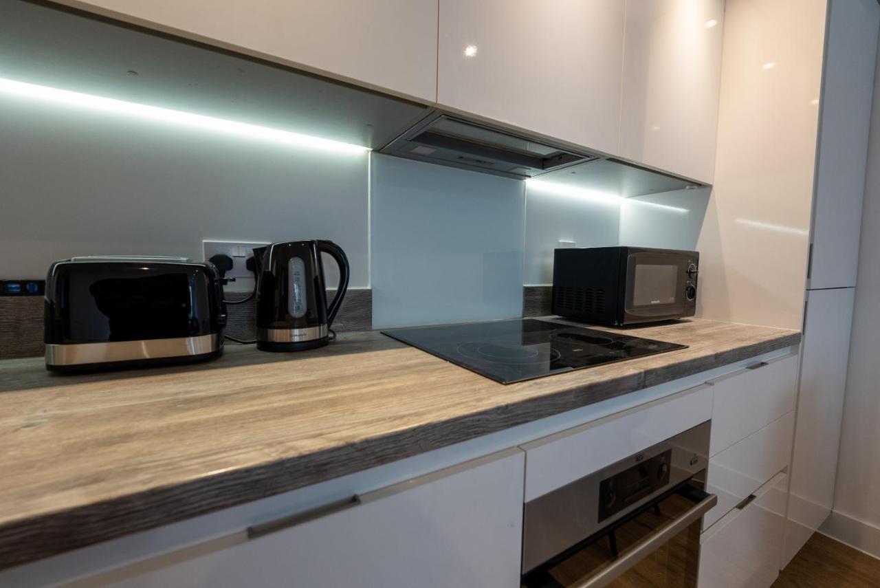Newly Built Spacious Easily Accessible To Luton Airport, Town Centre And Station Apartment