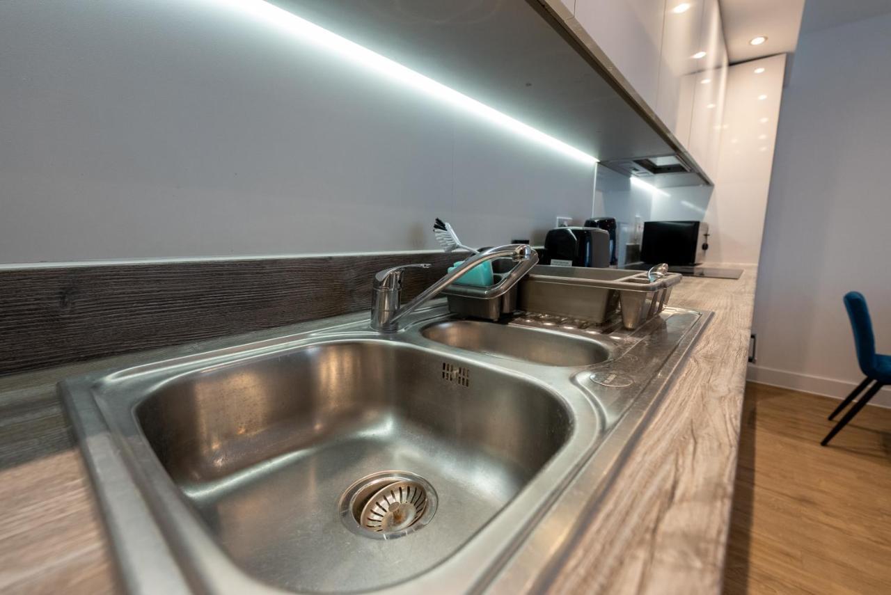 Newly Built Spacious Easily Accessible To Luton Airport, Town Centre And Station
