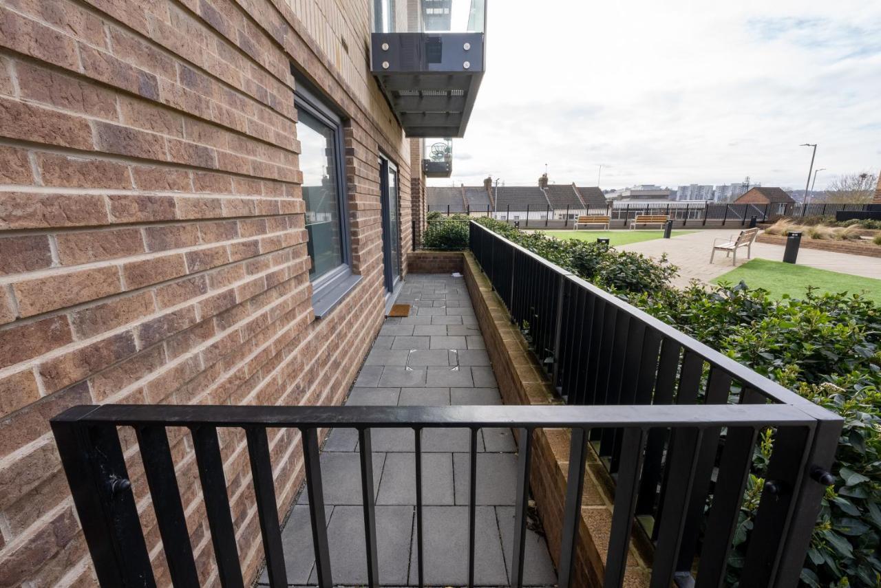 Newly Built Spacious Easily Accessible To Luton Airport, Town Centre And Station Apartment *